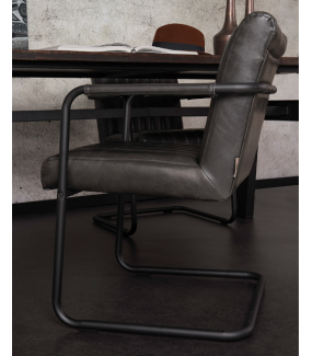 Wygodny czarny fotel będzie idealny do salonu w stylu nowoczesnym.