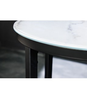 Stolik kawowy RAUL 40 cm w optyce białego marmuru sprawdzi się w stylu klasycznym czy nowoczesnym.