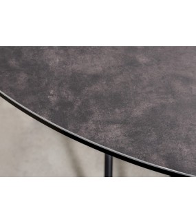 Stół z blatem ceramicznym oraz metalowymi nogami do salonu w stylu industrialnym.