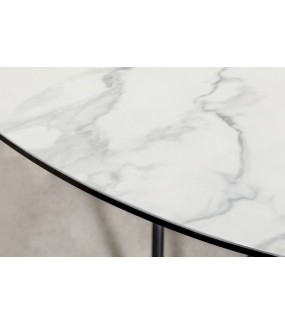 Stół z blatem ceramicznym oraz metalowymi nogami do salonu w stylu industrialnym.