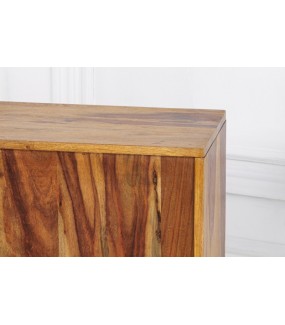 Oryginalna półka do salonu może posłużyć również jako stolik kawowy.