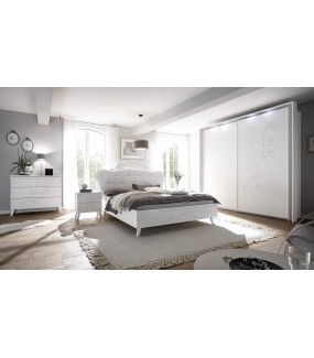 Stylowa szafka nocna NIVEA biała z ozdobnym nadrukiem pięknie zaprezentuje się w sypialni