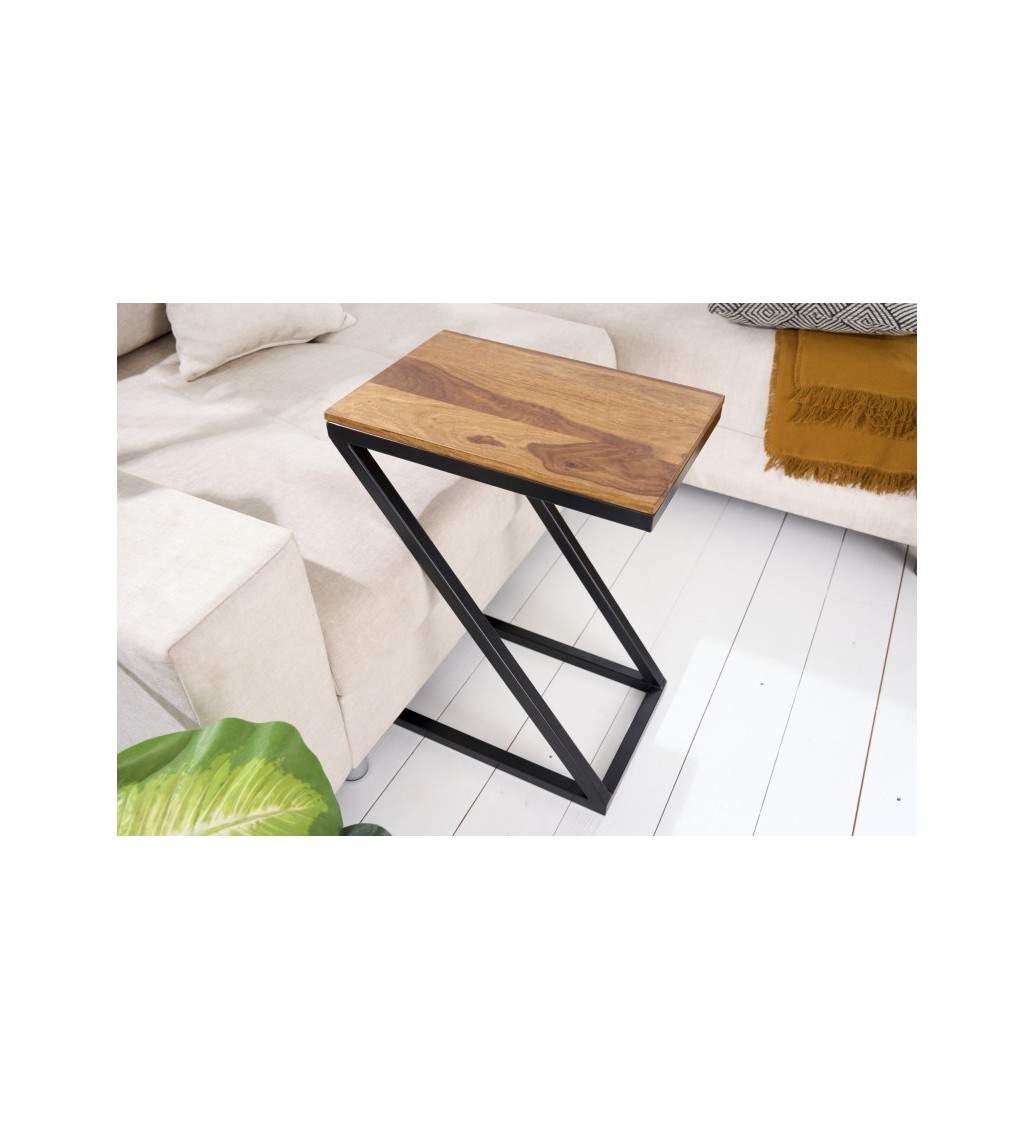 Stolik kawowy ALVITO 30 cm drewno sheesham do salonu urządzonego w stylu industrialnym.