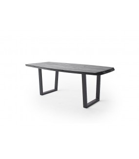 Piękny stół z blatem z drewna akacjowego w kolorze szarym oraz z czarnymi, metalowymi nogami w kształcie trapezu.