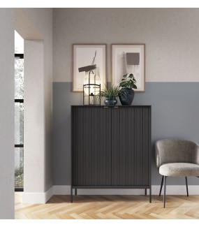 Komoda wysoka ESPINO 104 cm czarna do salonu urządzonego w stylu nowoczesnym oraz klasycznym.