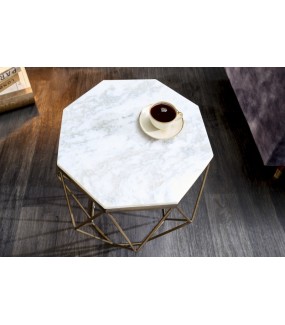 Piękny stolik kawowy z blatem z marmuru oraz podstawą wykonaną z metalu w kolorze mosiądzowym.