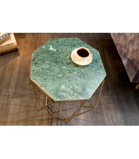 Piękny stolik kawowy z marmurowym blatem oraz metalową podstawą w kolorze mosiężnym.