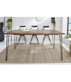 Surowy stół drewniany na metalowych nogach do industrialnego salonu oraz jadalni.