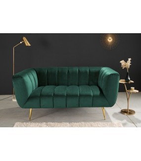 Sofa dwuosobowa Scarlett 165 cm szmaragdowo zielona do salonu w stylu glamour.