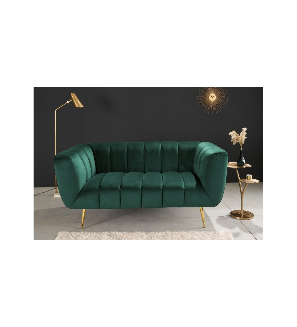 Sofa dwuosobowa Scarlett 165 cm szmaragdowo zielona do salonu w stylu glamour.