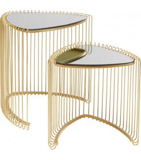 Świetny stolik kawowy z metalową, złotą podstawą oraz szklanym blatem do eleganckiego salonu.