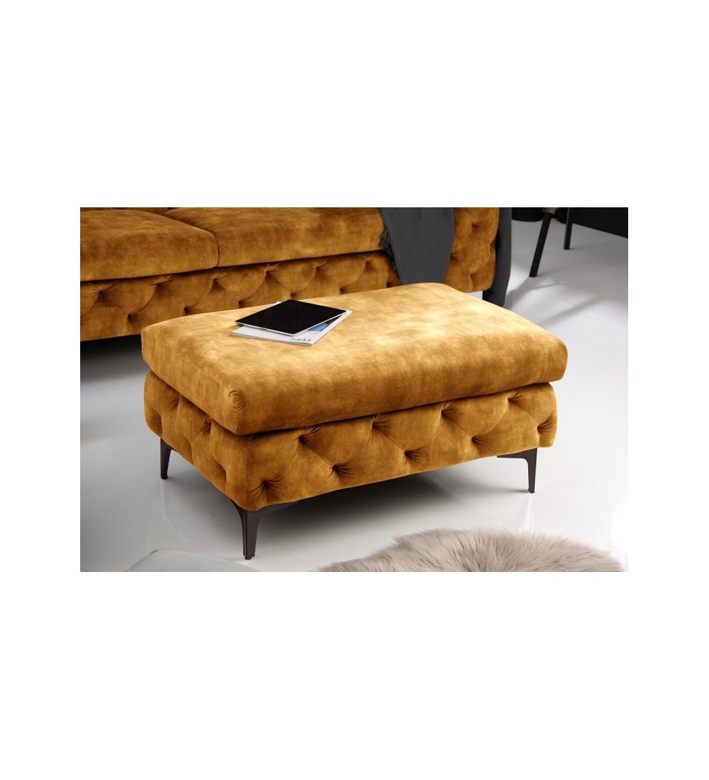Podnóżek SOFIJA Modern Barock 92 cm musztardowy do salonu urządzonego w stylu nowoczesnym oraz klasycznym .