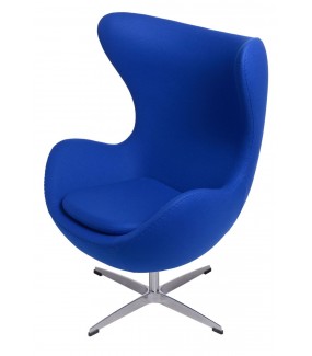 Fotel jajo ciemnoniebieski idealny do salonu w stylu nowoczesnym. Sprawdzi się industrialnym pokoju.