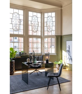 Piękne, szklane biurko Vetro w kolorze czarnym idealnie wpisze się do nowoczesnych wnętrz biura.