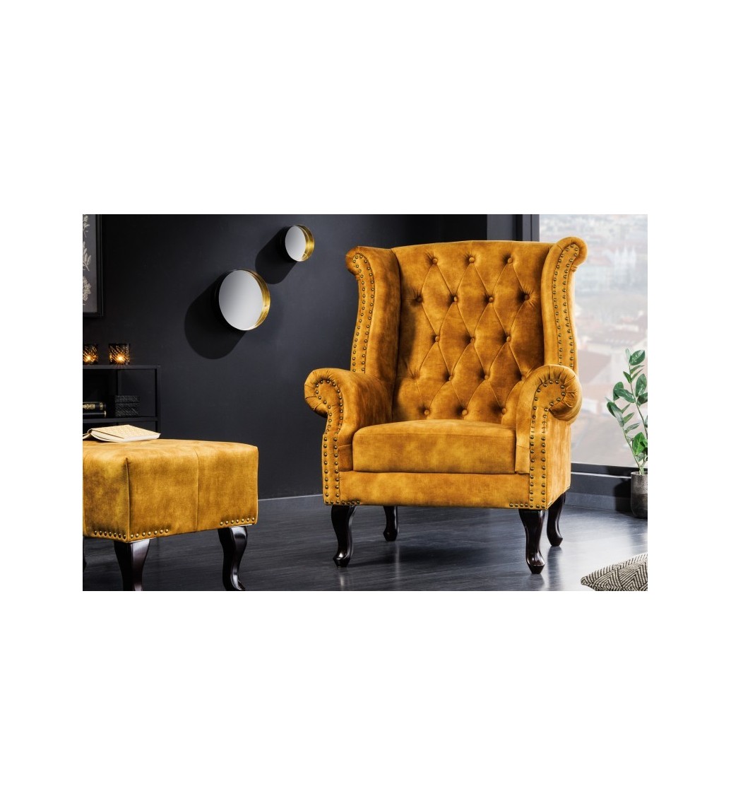 Fotel BRIGIDA Chesterfield musztardowy do salonu urządzonego w stylu klasycznym.