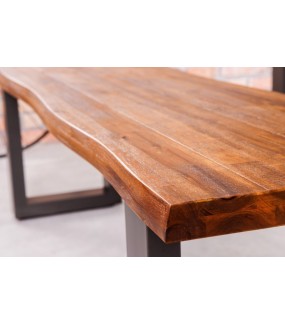 Piękna ławka do stołu z naturalną krawędzią w oryginalny sposób zaaranżuje wnętrze salonu oraz jadalni.