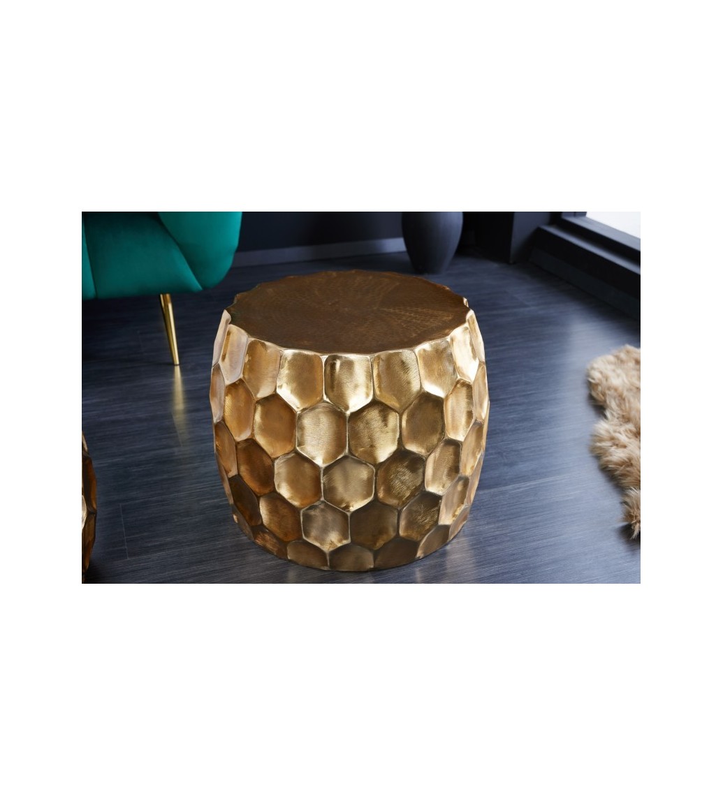 Stolik kawowy LORENZO 54 cm złoty do salonu urządzonego w stylu industrialnym.