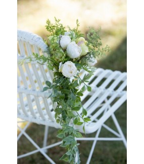 Krzesło ratanowe białe do ogrodu lub do ślubnych aranżacji.