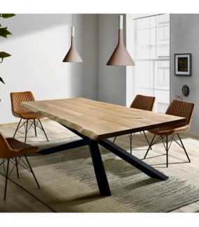 Piękny stół z blatem z drewna dębowego na metalowych nogach do industrialnego salonu oraz jadalni.