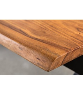 Oryginalny stolik kawowy z blatem z drewna akacji na metalowych, czarnych nogach.