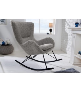 Piękny fotel z siedziskiem pokrytym tkaniną boucle do salonu oraz sypialni.