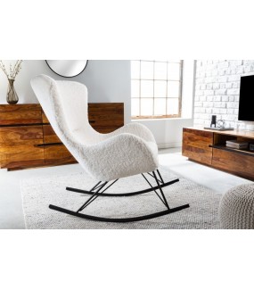 Piękny fotel z siedziskiem pokrytym tkaniną boucle do salonu oraz sypialni.