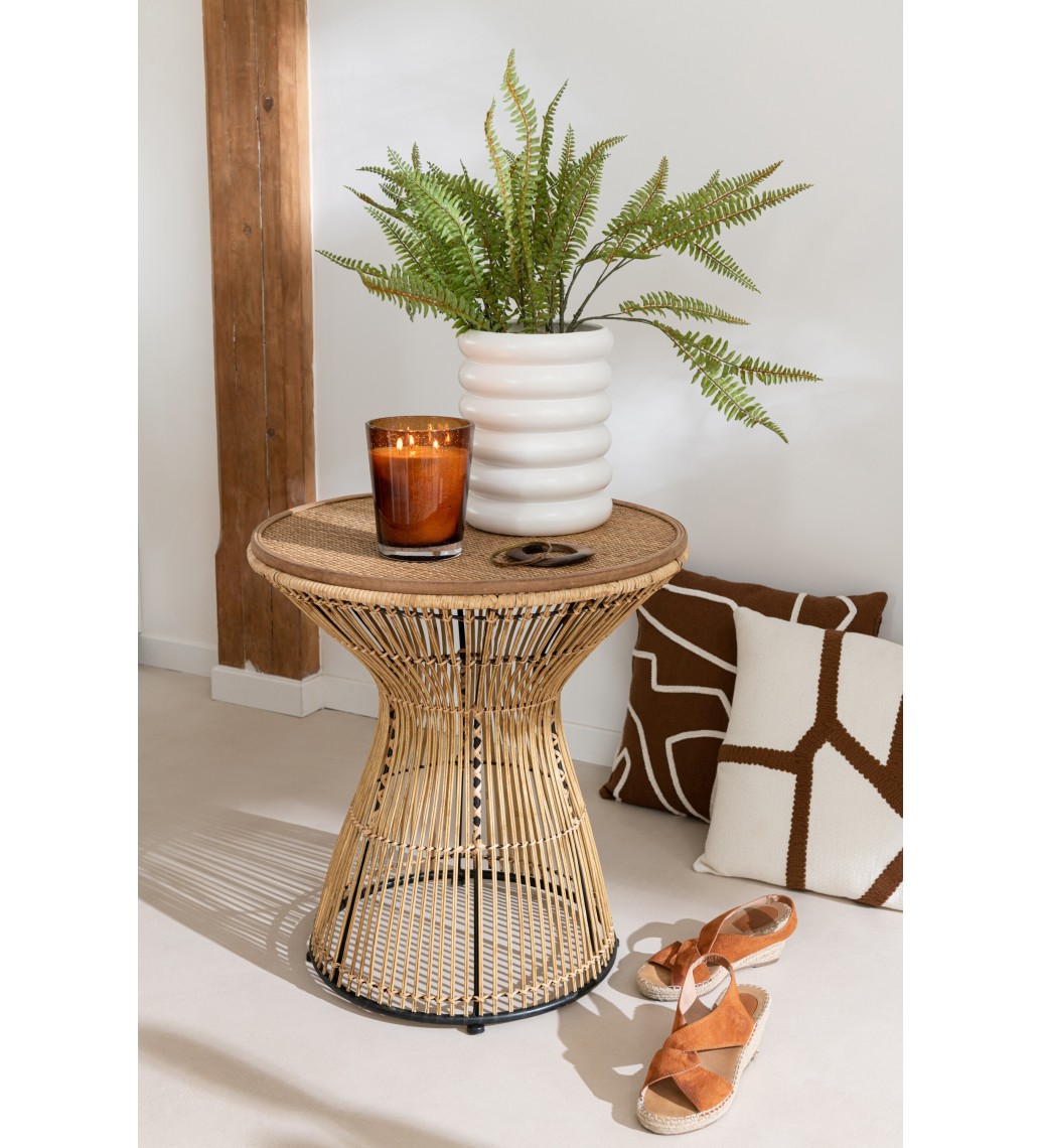 Piękny stolik kawowy wykonany z rattanu do salonu w stylu eko.