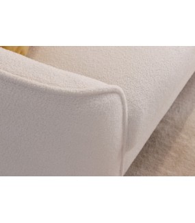 Niepowtarzalna sofa pokryta modną tkaniną boucle świetnie zaaranżuje eleganckie wnętrza.