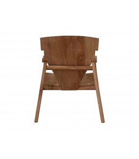 Niepowtarzalny fotel z drewna teak do industrialnych wnętrz salonu.