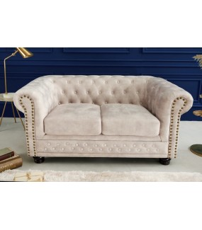 Wspaniała sofa do salonu urządzonego w stylu klasycznym.