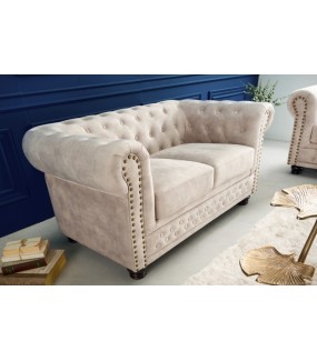 Piękna sofa dwuosobowa do klasycznych wnętrz w stylu Chesterfield.