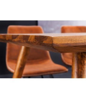 Stół z drewna Komodo do jadalni w stylu boho oraz jadalni w stylu klasycznym.