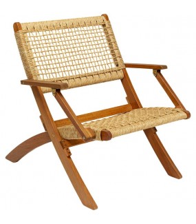 Piękne krzesło z drewna i imitacji rattanu do salonu.