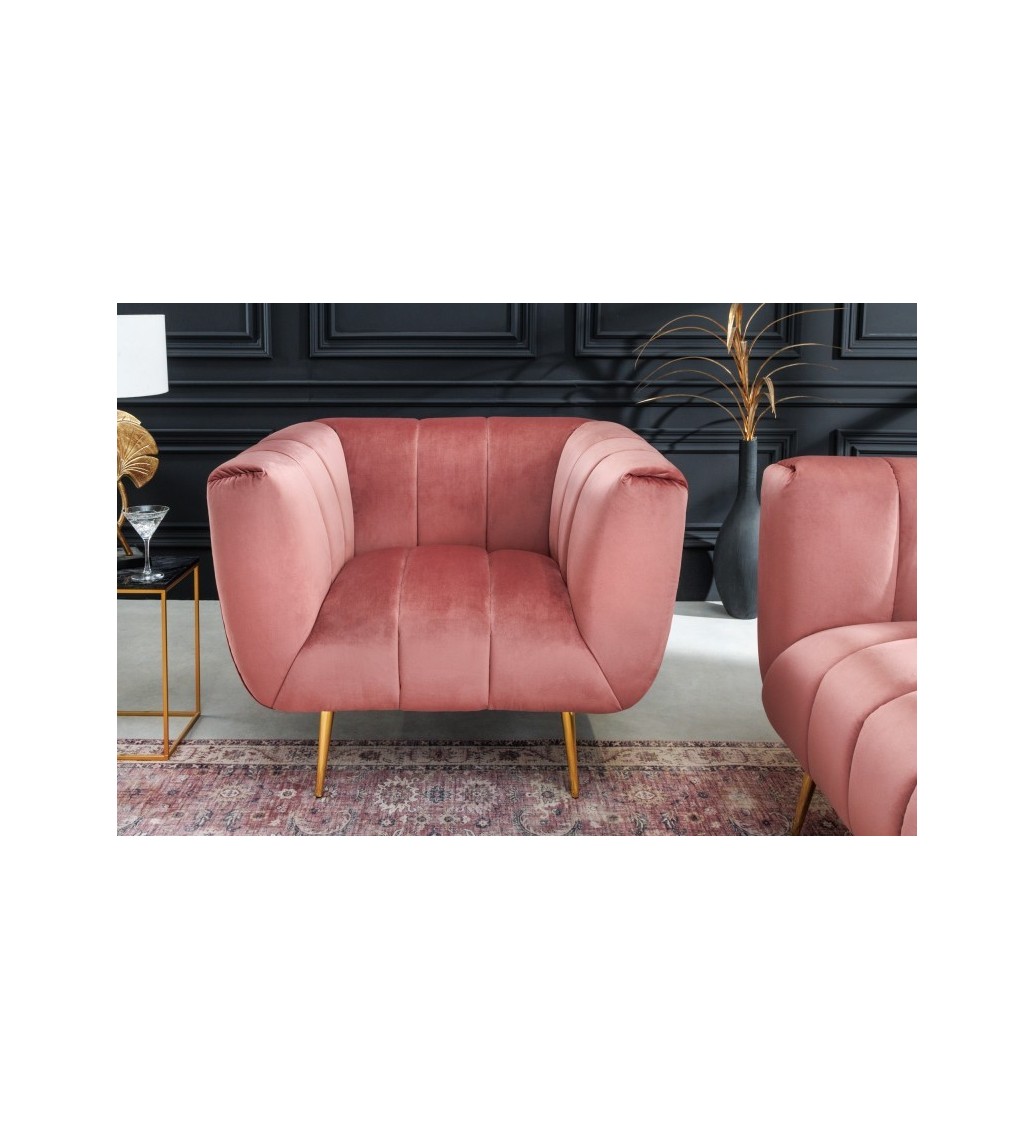Wygodny fotel Scarlett świetnie odnajdzie się w eleganckich wnętrach salonu.