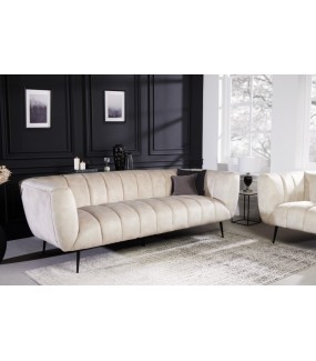 Elegancka sofa Scarlett świetnie odnajdzie się w salonie w stylu nowoczesnym oraz lam.