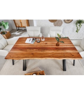 Stół ARKTYKA z blatem z drewna akacji oraz metalową czarną podstawą idealnie wpisze się do industrialnych wnętrz.