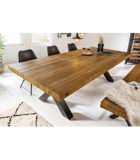 Piękny i duży stół z blatem z drewna sosnowego ciekawie zaaranżuje industrialne wnętrza.