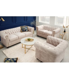 Gustowny fotel Rochester pokryty tkaniną welurową w odcieniach beżu świetnie zaaranżuje wnętrza salonu oraz sypialni.