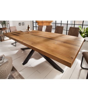 Stół z blatem z drewna sosnowego oraz metalowymi nogami