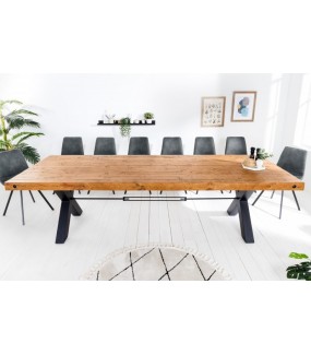 Piękny i duży stół z blatem z drewna sosnowego ciekawie zaaranżuje industrialne wnętrza.