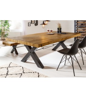 Przepiękny stół  z blatem z drewna sosnowego osadzony na czarnych metalowych nogach