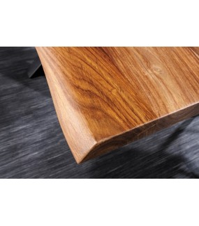 Prostokątny stół na metalowych nogach ciekawie zaaranżuje loftowe wnętrza.