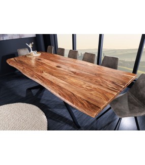 Stół z naturalną krawędzią do industrialnych wnętrz salonu.