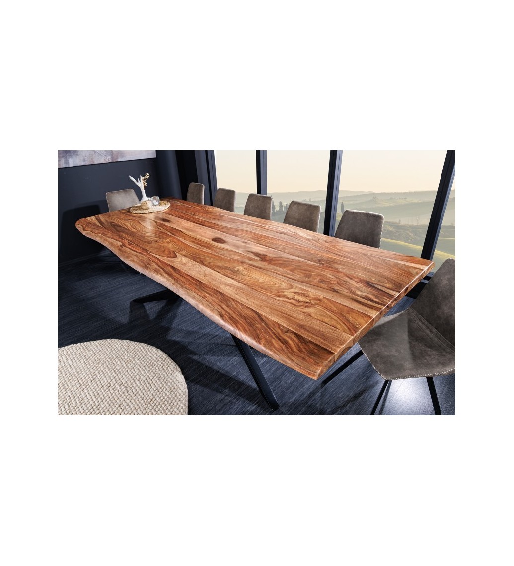 Stół z naturalną krawędzią do industrialnych wnętrz salonu.