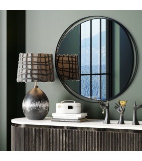 Czarna rama lustra może stanowić doskonałe uzupełnienie dla surowych, industrialnych elementów takich jak beton czy stal.