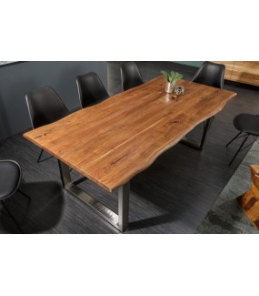 Stół z drewna Akacji w kolorze miodu idealnie wpisze się w wystrój nowoczesnej jadalni
