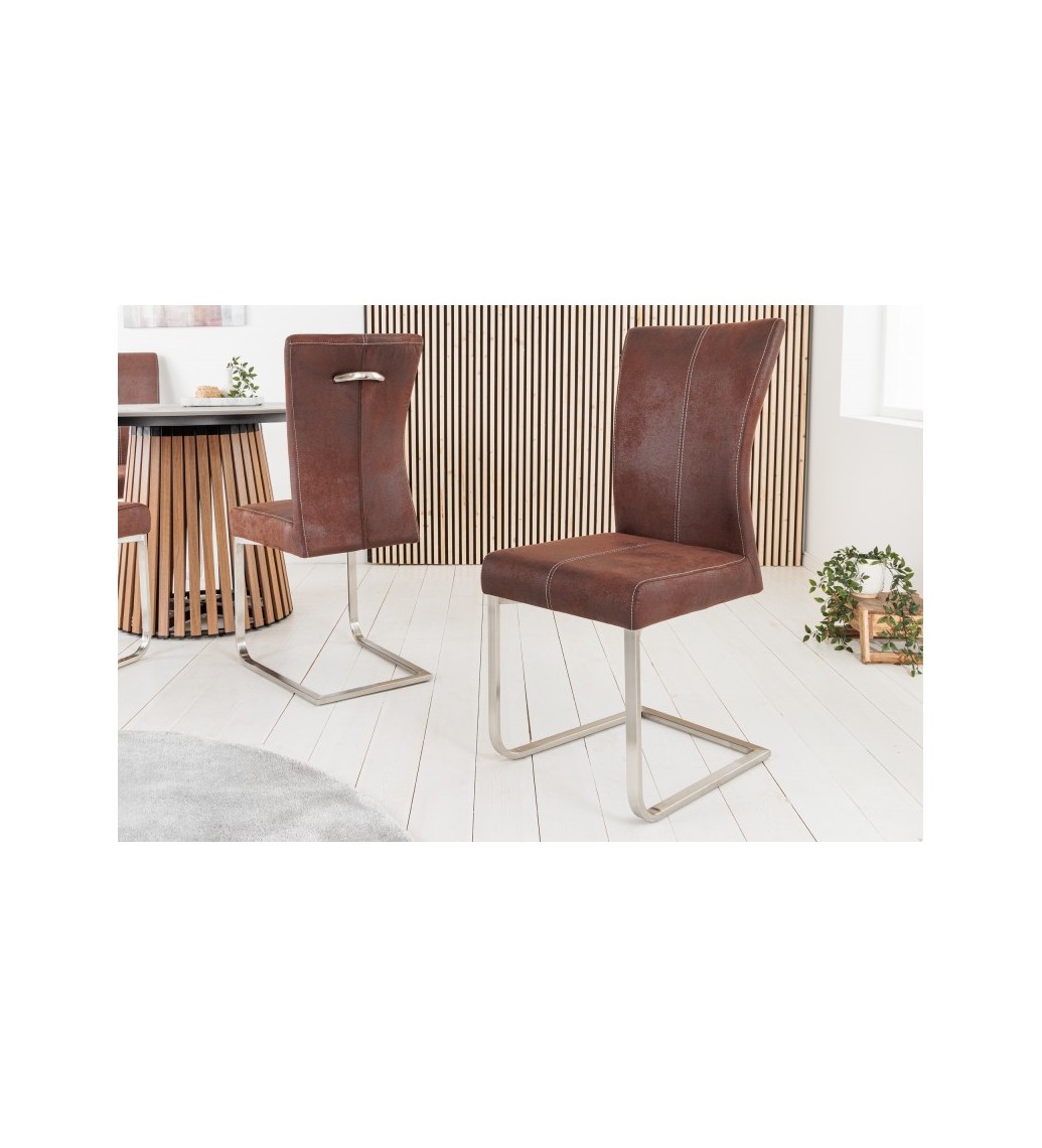 Wygodne krzesło Samson brązowe idealne do wnętrz w stylu glamour oraz nowoczesnych.