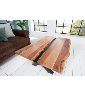 Designerski stolik kawowy do salonu z naturalnego drewna akacji na metalowych nogach.