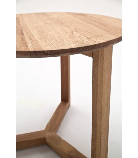 Zestaw trzech drewnianych stolików idealnie sprawdzi się w salonie w stylu rustykalnym oraz industrialnym.