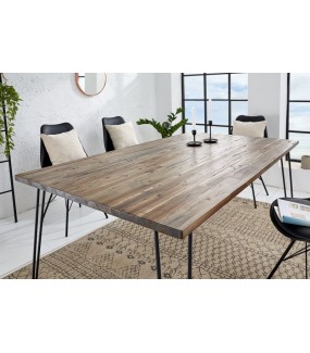 Stół z drewna akacjowego do jadalni w stylu loft.
